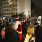 viele Leute umringen einen Nikolaus